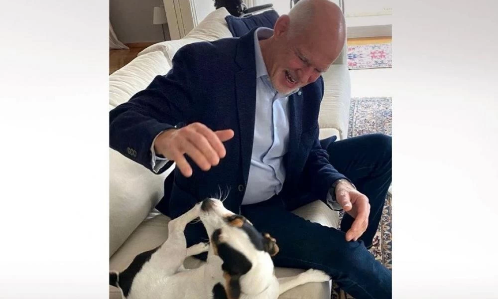 Παπανδρέου: Ξεκινά την «αγωνιστική εβδομάδα» παίζοντας με το σκυλάκι του